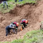 Equipos de rescate trabajan incansablemente para remover el lodo y localizar a una pareja de ancianos desaparecida tras el deslave en la parroquia Santiago.