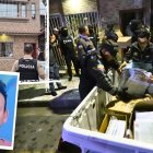 Los documentos falsificados hallados dentro de la vivienda donde fue detenido Carlos Merchán fueron trasladados en una camioneta de la Policía.