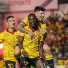 Janner Corozo (c) mejoró su nivel con la llegada de Ismael Rescalvo a Barcelona