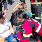 Las madres de los militares se descompensaron durante el plantón que realizaron en el Palacio de Carondelet, en Quito