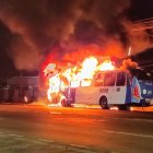 Tras la colisión de una moto contra un bus, un hombre falleció.