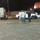 Cinco personas se movilizaban en esta camioneta fueron perseguidos y atacados por unos sujetos. De ellos, uno falleció.