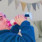 Cristian Castro aún toma leche en biberón