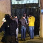El hombre quedó sin vida en el patio del inmueble.