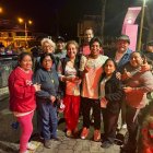 Familiares y amigos de Álex a su llegada a Manglaralto.