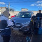 Un sujeto lavó su carro con el agua que se reparte para el consumo humano.