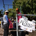 Con letreros de "Se alquila", algunos vecinos buscan ganarse unos dólares prestando servicio de transporte.