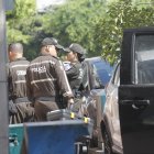 Agentes policiales acudieron al hotel para investigar lo sucedido y recabar indicios.