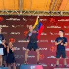 Fernando festejó con la bandera de Ecuador haber ganado el primer lugar de la categoría de élite de la exigente competencia.