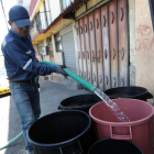 Distribución de agua por tanqueros continúa en el sur de Quito tras emergencia.