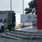 Familiares acudieron al centro forense para hacer el reconocimiento legal.