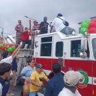El volante Moisés Caicedo se dio tiempo para firmar autógrafos desde el vehículo de los bomberos