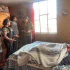 El adulto mayor tiene problemas respiratorios y necesita atención de sus familiares.