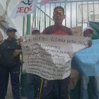 Trabajadores y entrenadores, en una de las manifestaciones en las afueras de Fedeoro.