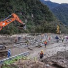1. El puente Bailey avanza, pero la angustia sigue latente entre los transportistas  y productores que dependen de esta vía para subsistir.
