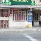 Parte de los impactos fueron contra la ventana del negocio.