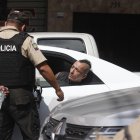 El hombre finalmente fue retenido en una patrulla y luego fue llevado a una unidad judicial.