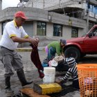 Luis Cárdenas y su esposa improvisaron una piedra de lavar en media calle.