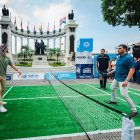 El alcalde durante el partido con Del Potro y Kuerten en el Malecón 2000.
