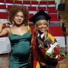 Angie y Jessica luego de la graduación. La menor apunta a seguir en el deporte, pero estudiará diseño de modas.