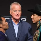 Manny Pacquiao (i) junto a Mario Barrios en el careo previo a la pelea de box.