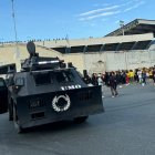 Miembros de la Policía Nacional y Fuerzas Armadas resguardan los alrededores del estadio Jocay, horas antes del duelo entre Delfín y Barcelona.