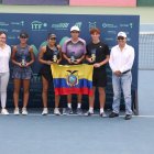 Ana Játiva (de negro), Felipe Wright y Juan Fernando Salvador tras las finales.