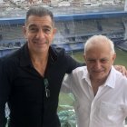 Salvador Capitano (d) junto a Marcelo Morales en la visita al estadio George Capwell
