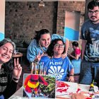 Las psicoanalistas Blanca Nájera y María Beatriz Paredes escuchan a los jóvenes que forman parte de Atrios.