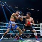 Manny Pacquiao (d) y Mario Barrios en el combate que duró más de 30 minutos.