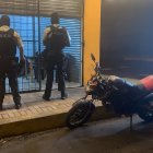 Policías examinaban y custodiaban la escena del crimen.