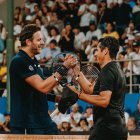 Juan Martín Del Potro (i) abrazó y agradeció a Lapentti tras el duelo de leyendas.