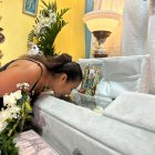 El cuerpo del menor es velado por su familia.