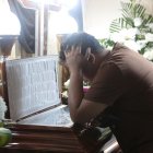 Familiares lamentan la pérdida de su ser querido.