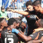 Jugadores de Emelec festejan el tanto de Luis Castillo en la victoria 1-0 sobre Mushuc Runa.