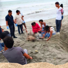 A dos jóvenes desaparecidos los encontraron enterrados en una playa.