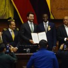 Willian Pacho, luego de recibir la medalla Vicente Rocafuerte al Mérito Deportivo en la Asamblea, de manos Niels Olse, presidente del legislativo.