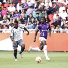 El haitiano Ricardo Adé (d) es el líder de la defensa de Liga de Quito.