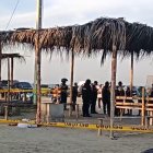 Escena del crimen en una playa de Manta, donde un hombre fue asesinado a plena luz del día.