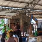 Marcela Aguiñaga mientras chequea los preparativos para el desfile de carros alegóricos.