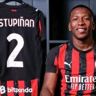 Pervis Estupiñán firmó con Milan hasta el final de la temporada 2030.