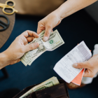 El décimo cuarto sueldo es un beneficio que reciben los trabajadores en Ecuador.