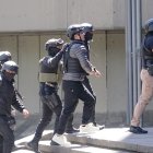 Noé, hermano de Daniel Salcedo, a su llegada a la Fiscalía, en Quito.