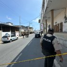 Una persona fue acribillada en su auto, en Manta.