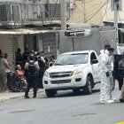 Personal de medicina legal mientras se llevaba el cuerpo del fallecido.