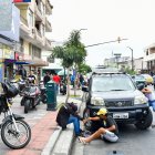 A lo largo de la calle Ayacucho, decenas de locales de repuestos de automotores satisfacen a sus clientes.