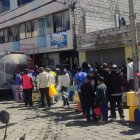 El tanquero del Cuerpo de Bomberos de Ambato recorrió más de 120 km diarios para dotar de agua al sur de Quito durante 10 días.