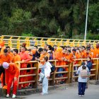 Los presos colombianos permanecieron formados en el puente Rumichaca, que conecta a Ecuador con Colombia.