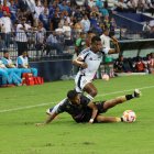 Emelec visita a Manta en la LigaPro Ecuabet 2025.