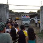 El agente policial estaba en un taller mecánico cuando fue atacado a balazos.